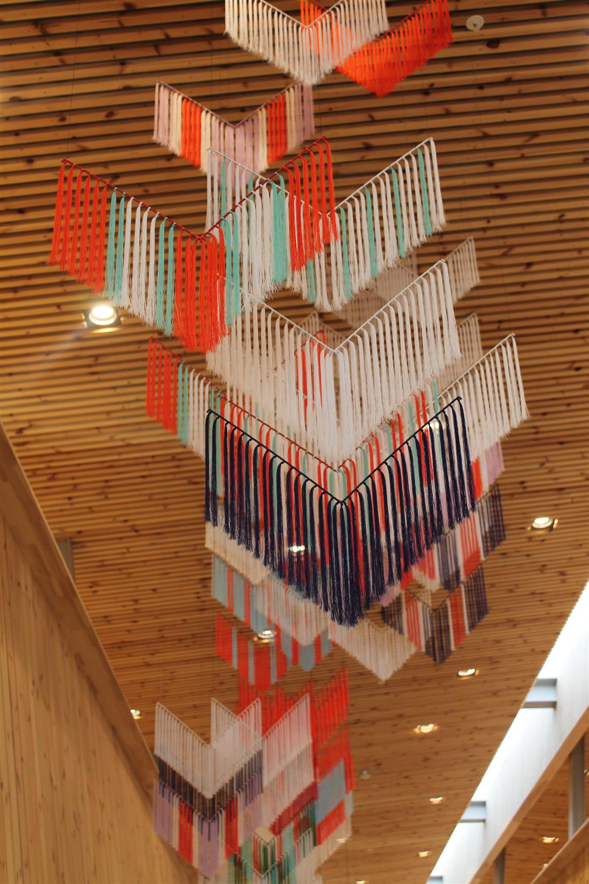 Bilde av tekstilinstallasjon som henger fra taket i Sametinget - Klikk for stort bilde